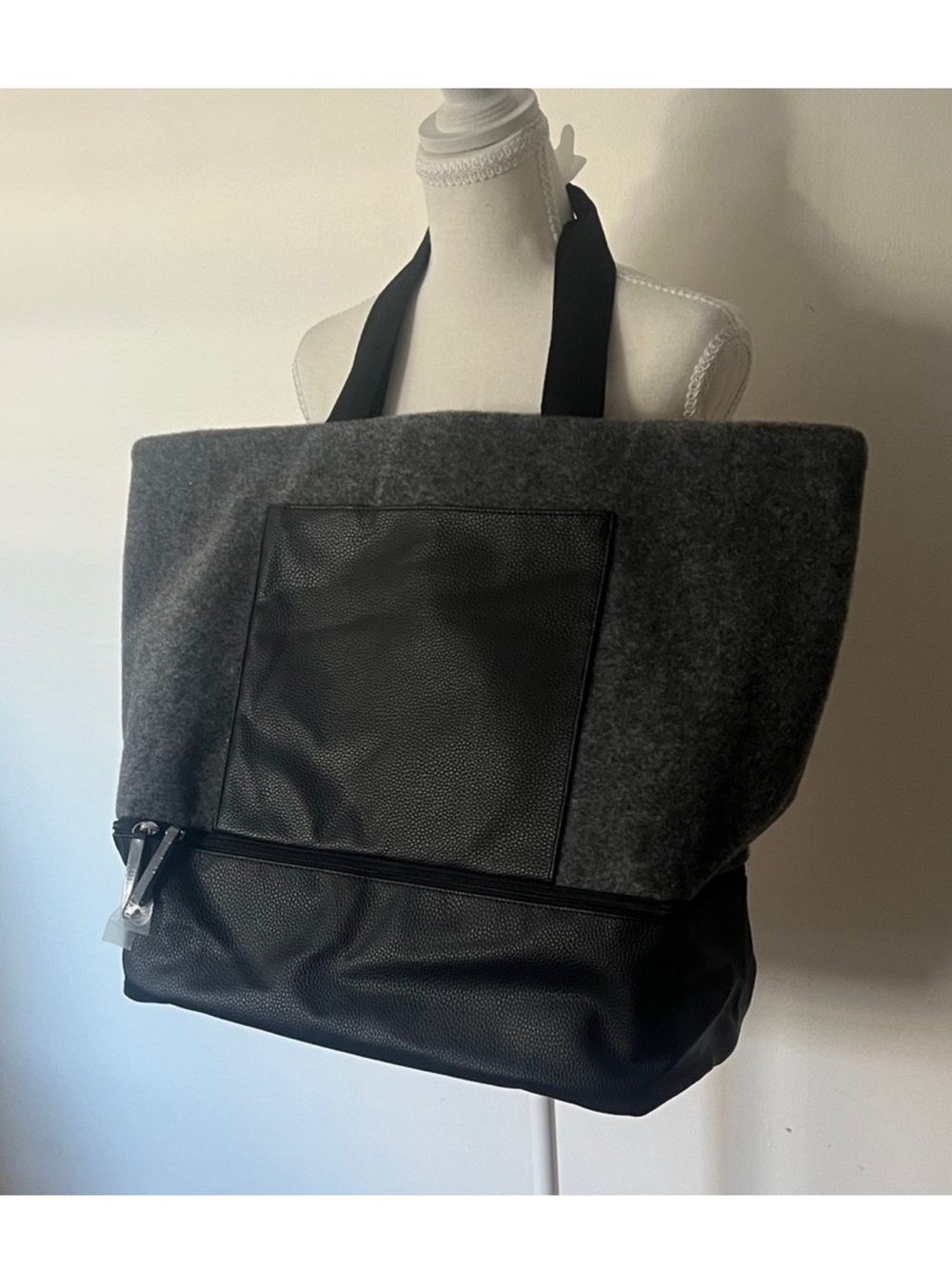 DSW Gray/Black Women's Travel Tote Carryall, extra storage pocket, size 17.5x21”